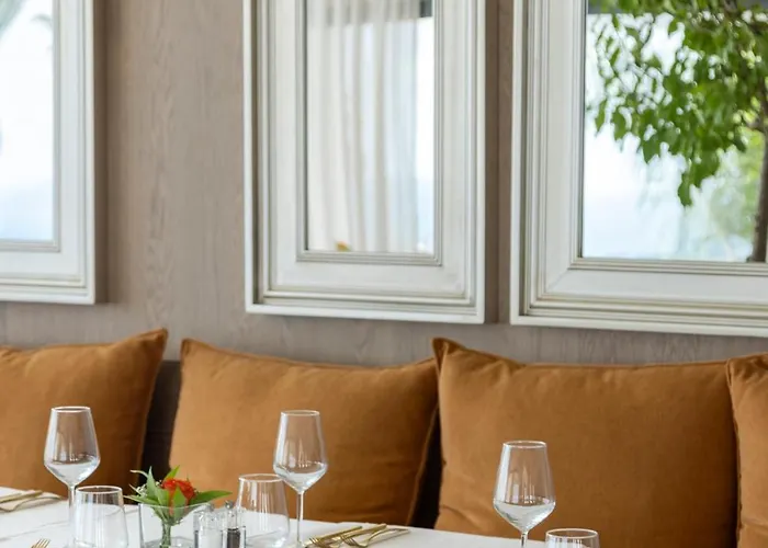 Hotel Hills & By Brown 4*