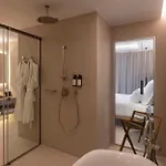 Hills & By Brown 4*