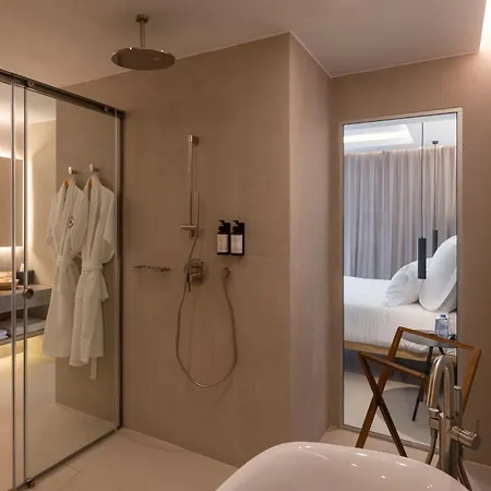 Hills & By Brown 4*