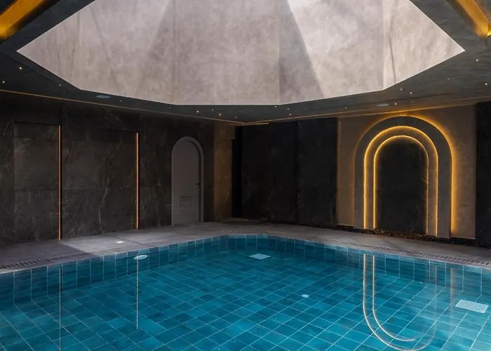 Отель Hills & By Brown