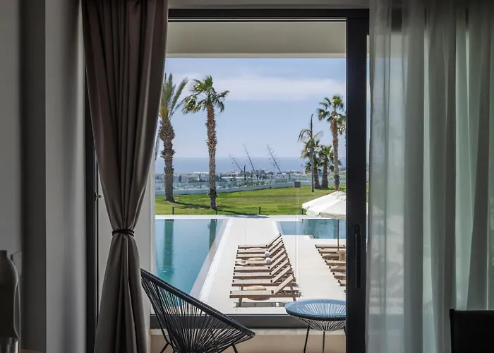 Отель Hills & By Brown