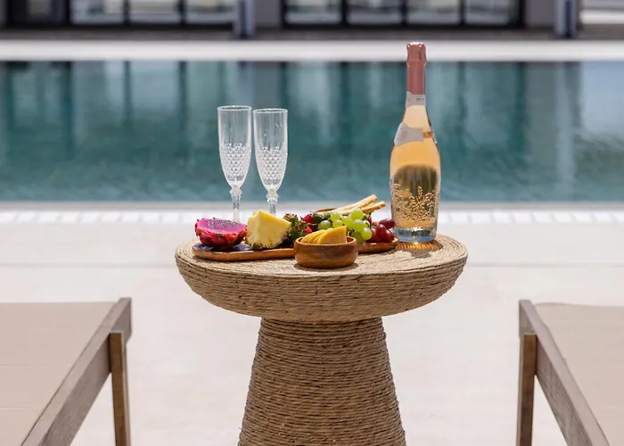 Отель Hills & By Brown 4*