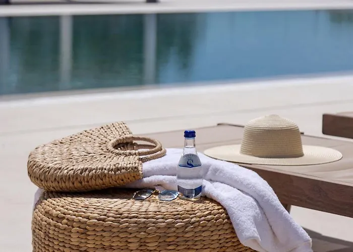 Отель Hills & By Brown