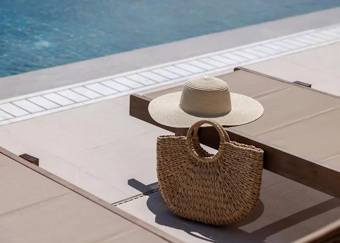 Отель Hills & By Brown 4*