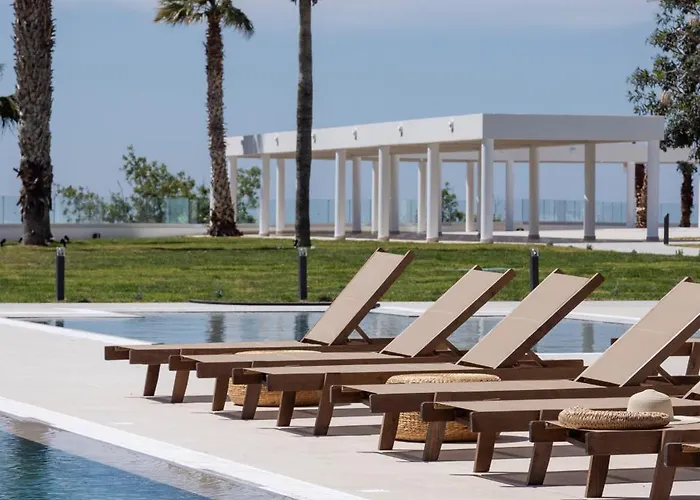 Hills & By Brown Отель 4*