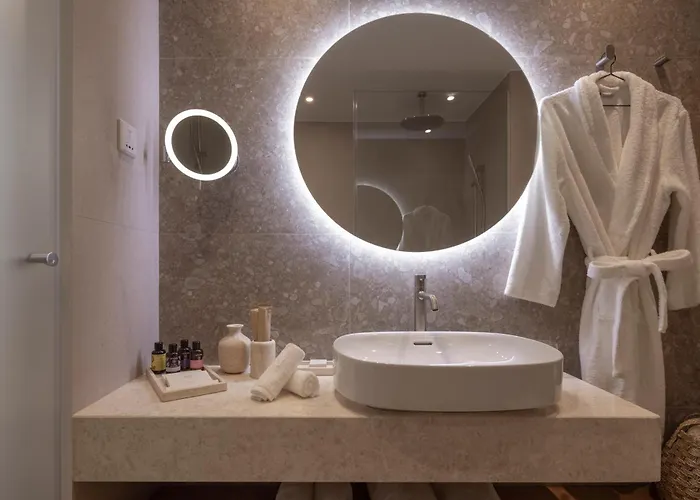 Hills & By Brown Пафос