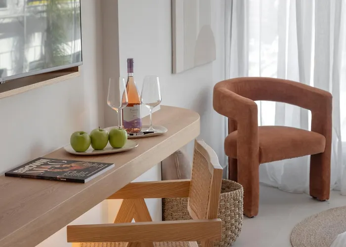 Hills & By Brown Отель