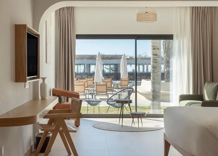 Hills & By Brown Пафос