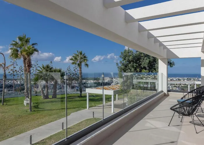 Hills & By Brown Отель 4*