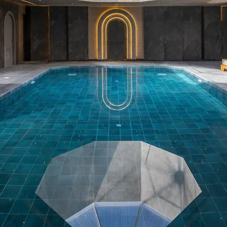 Hills & By Brown Otel