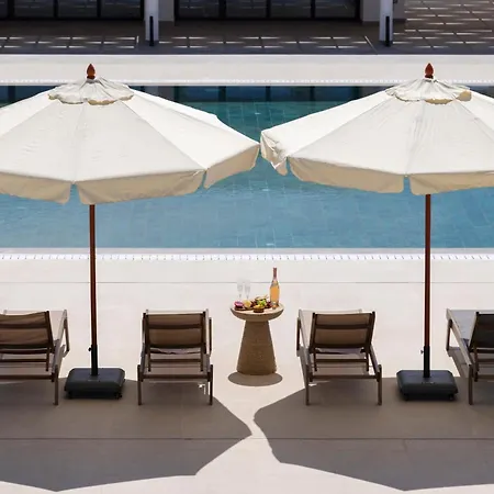 Hills & By Brown Otel