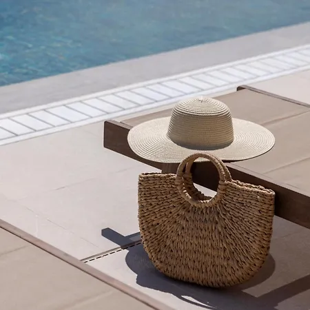 Otel Hills & By Brown 4*