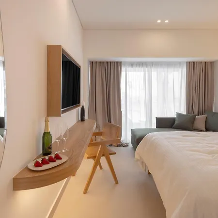 Hills & By Brown Otel