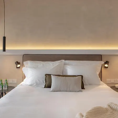 Hills & By Brown Otel